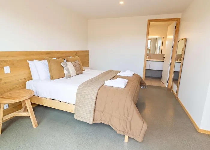 Sunny & Spacious On Scurr Terrace
