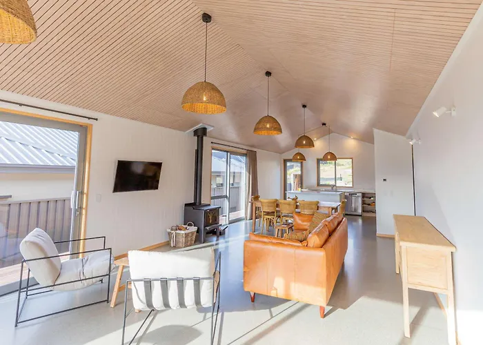 Sunny & Spacious On Scurr Terrace *